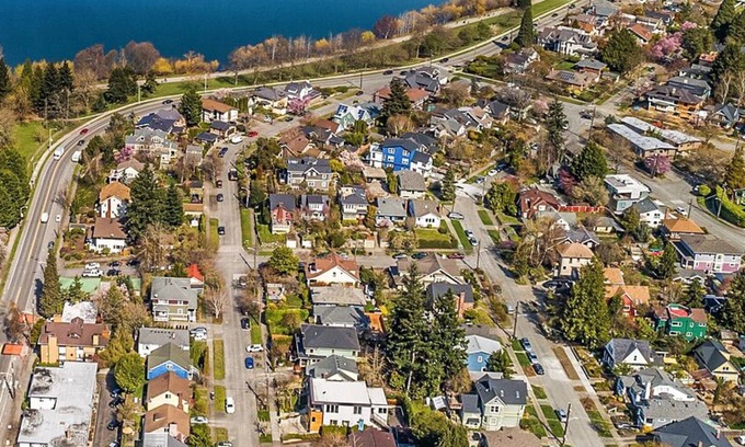 Phinney Ridge House | Green Lake 1st Line Lake View Home A with Central Air Conditioners