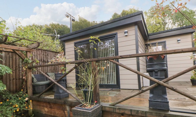 Dobcross Cottage | GREEN LODGE, with a garden in Greenfield