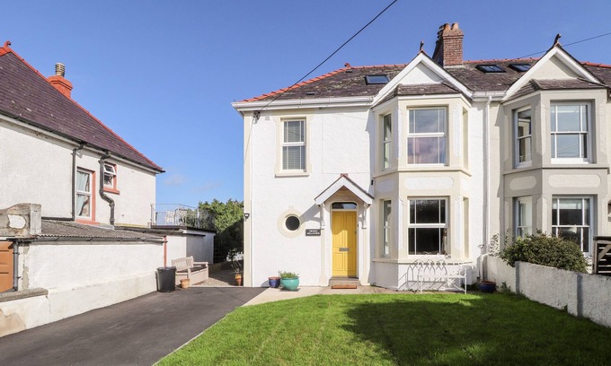 Newport Cottage | GREEN MEADOWS, pet friendly, with open fire in Newport, Pembrokeshire