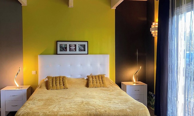 Neant-sur-Yvel House | Green room on ground floor 1 with bathroom in attractive wooden house