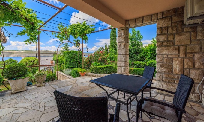 Jadranovo Apartment | Green terrace just 100 metres from the beach