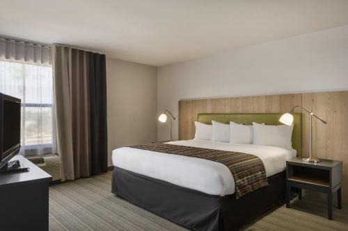 South Mountain Hotel | GreenTree Inn & Suites Phoenix Sky Harbor