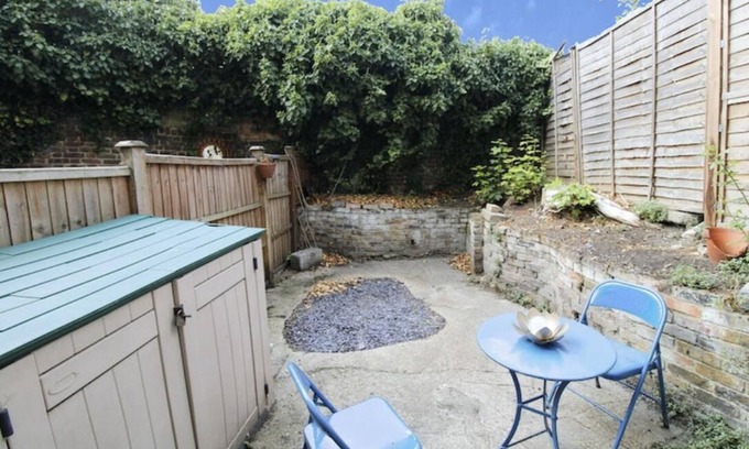 Greenwich West Apartment | Greenwich one Bedroom Spacious Split Level Garden Flat