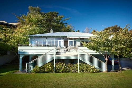 Hilltop Villa | Greenwood Lodge- Lakefront With Mooring and Lawn