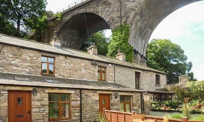 Ingleton Cottage | GRETA COTTAGE, character holiday cottage, with open fire in Ingleton