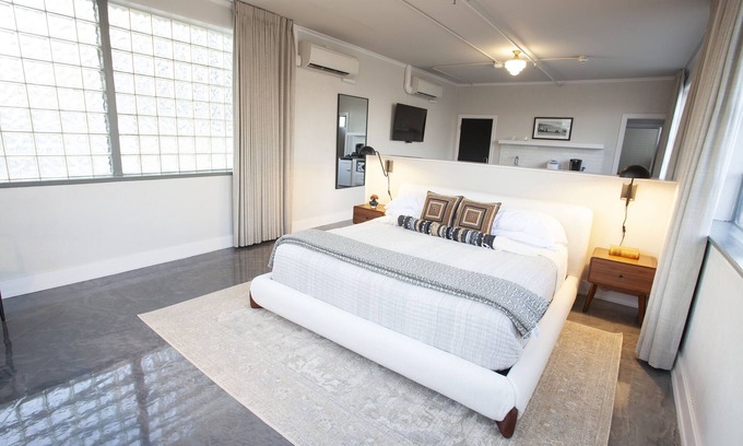 Tyler Hotel | Greyhound Inn - Deluxe King Suite