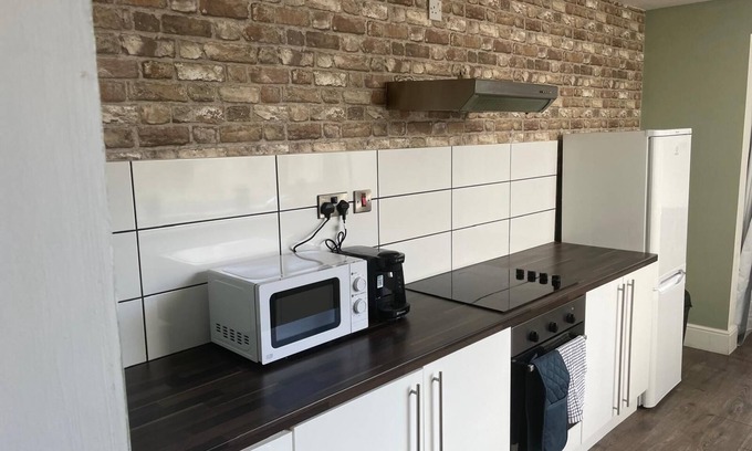Cleethorpes Apartment | Grimsby Retreat, 4 Bed Spacious House
