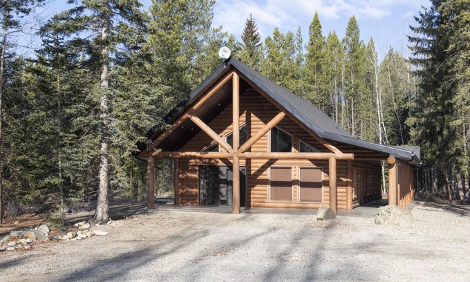 Valemount House | Grizzly Den Cabin Rental