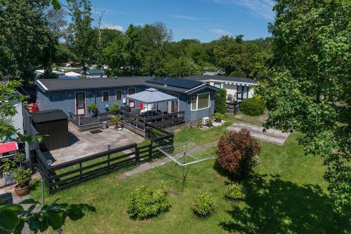 Rijs House | Groot hoek Chalet met Airco ,Wasmachine, Vaatwasser,Droger en luxe keuken en zwembad op camping! Immer Besser!