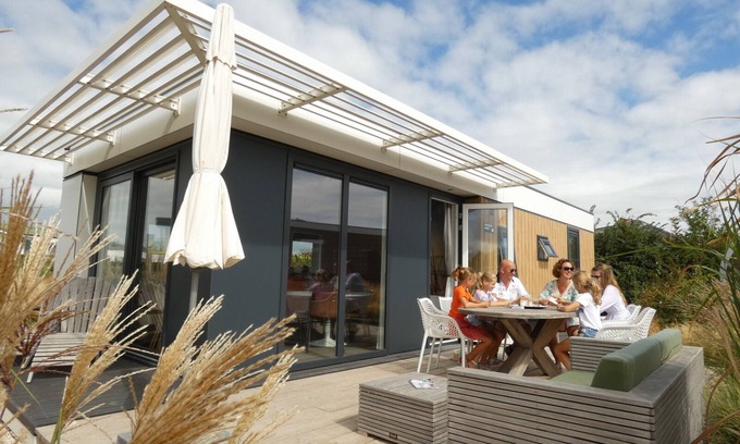 Nieuwvliet House | Groot Terras met Eettafel en Lounge Set, Op Compact Veld met Speeltoestel, Dicht bij Centrum Gebouw