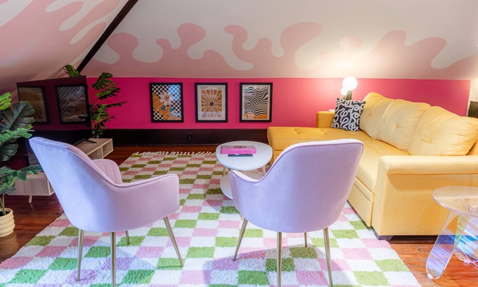 Metropolitan Apartment | Groovy Attic Apt in Starland District