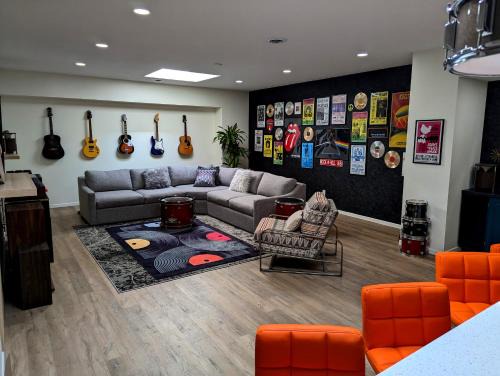 Saint Peter Apartment | Groovy Retro Music Lovers Mid-Mod Experience! - Downtown Prime