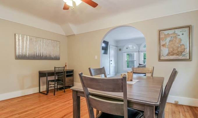 Grosse Pointe House | ★Grosse Pointe Luxury★ ★Downtown Detroit Close★