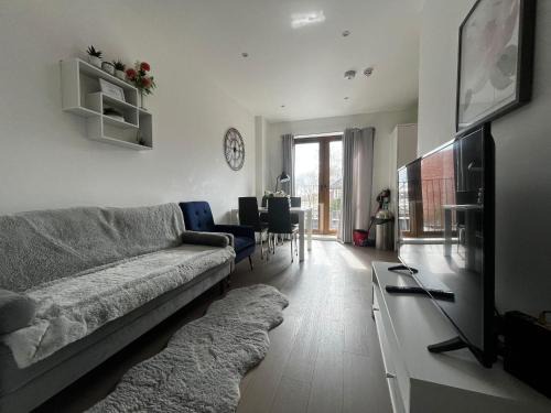 St Albans Apartment | Grosvenor Rd - 2-Bedrooms - Sleeps 5 - Parking