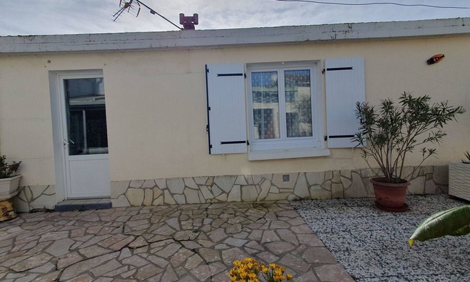 LʼAiguillon-sur-Mer House | Ground Floor Apartment in Town Center with Courtyard & Close to Market