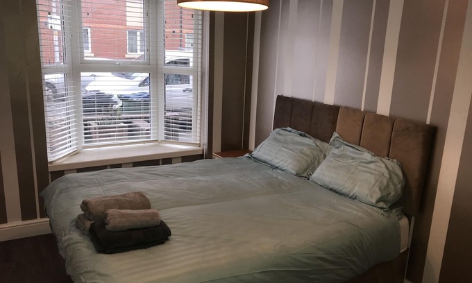 Smethwick Apartment | Ground Floor Contemporary 1 Bed Apartment