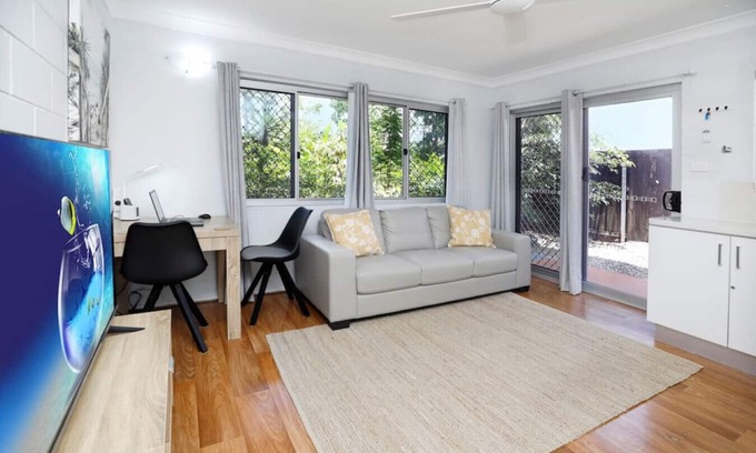 Cairns North Apartment | Ground Floor Easy Unit Close to City 4