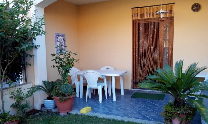 Torpe House | Ground floor house with two small gardens and covered veranda