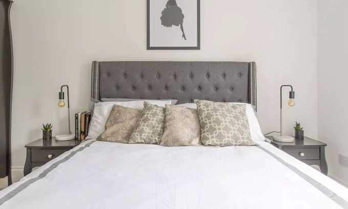Ealing Apartment | Ground Floor - Large Luxury 4 Bedroom Apartment With Parking & Garden