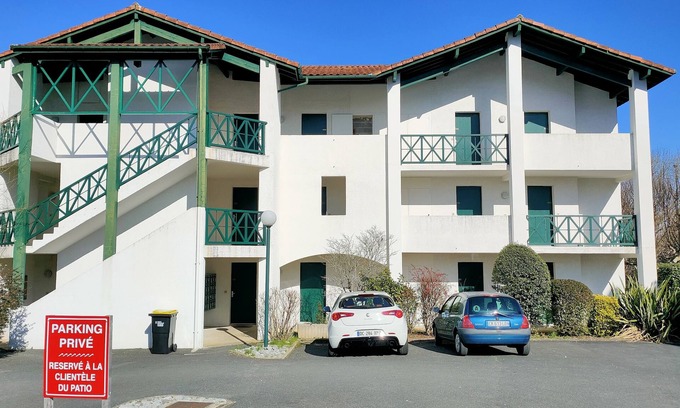 Cambo-les-Bains Apartment | Ground floor studio with small garden in the center of Cambo les bains.