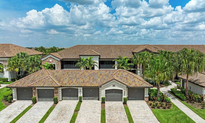 Lakewood Ranch House | Ground Floor Veranda - Lakewood National GC - 2BR + Den + Garage + Driveway