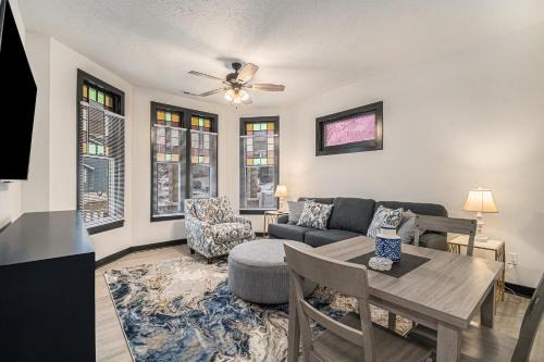 Southeast Omaha Apartment | Ground-Level Cozy Modern Retreat