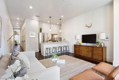 Central Business District Hotel | Group-friendly Suite Near Bourbon Street