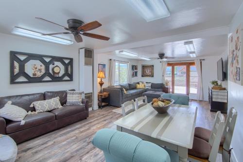 Circleville House | Group Getaway with Mtn Views Home in Circleville!