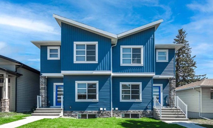 Lynnwood Ridge House | Group Stay By DT | 6BR Duplex + Banff Pass & Wine, Parking, & Netflix!