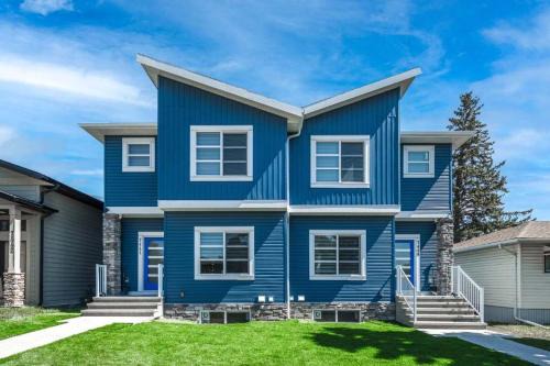 Lynnwood Ridge House | Group Stay, Sleeps 16! Near Downtown - 6BR Full Duplex, 2 Kitchens! FREE Banff Passes, Wine, Netflix, Parking!
