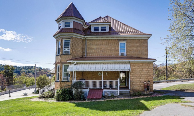Garrett House | Groups Welcome! Historic Queen Anne Gem in Garrett