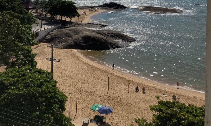 Centro Apartment | Guarapari Centro - Praia das Castanheiras Beach Front Air Conditioning and Wi-Fi