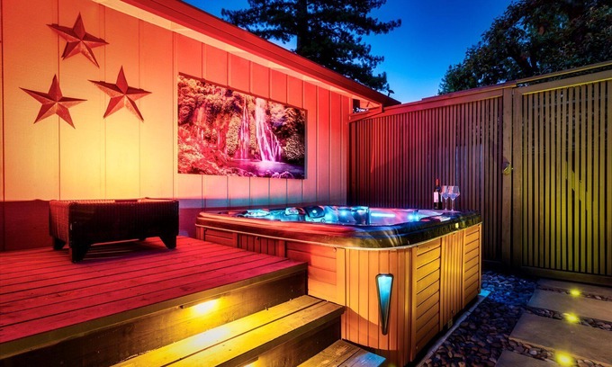 Guerneville House | GuernevilleGetaway-FUN Home w/Lounge!Super Chill - GmRm,HotTub, Pup, WiFi!