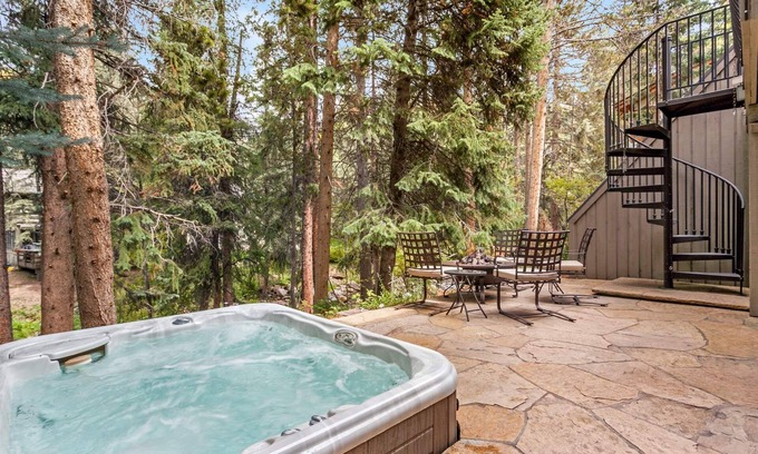 Vail House | Guest Favorite 3BR Home - Soak Up the Mountain Air in the Hot Tub, Perfect for Fall or Apres Ski!