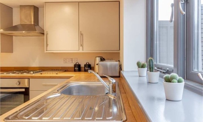 Leominster House | Guest Homes | 87 Bridge Street