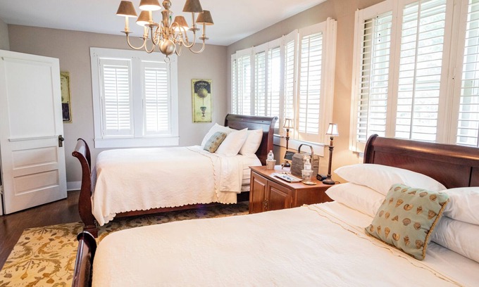 Lancaster House | Guest House of Kentucky (2 Queens - 1st Floor)