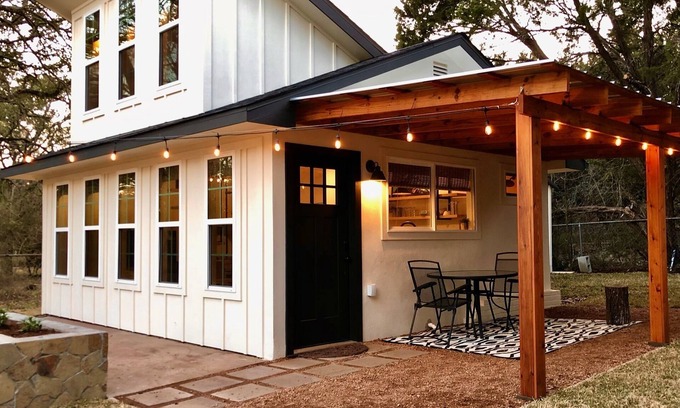 West Oak Hill Cottage | Guest House On Wooded Acre