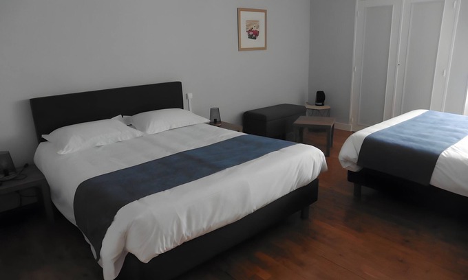 Laigne-en-Belin Bed & Breakfast | Guest Room 'Chambre Ferrari' with Shared Terrace, Shared Garden and Wi-Fi