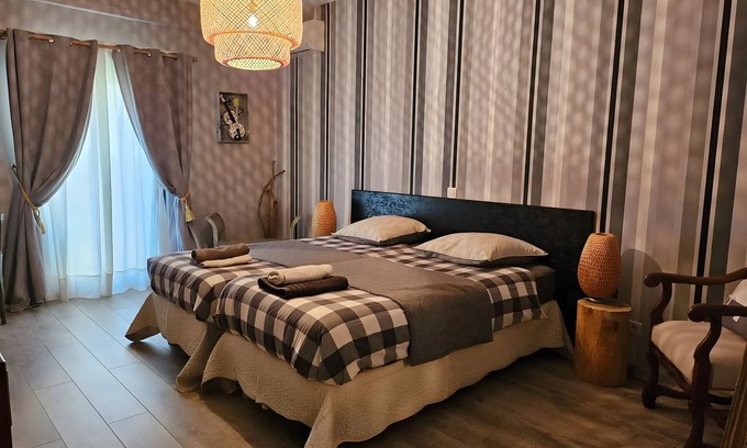 Bernis Bed & Breakfast | Guest Room 'Family Suite Guy De Maupassant' with Shared Terrace, Wi-Fi and Air Conditioning
