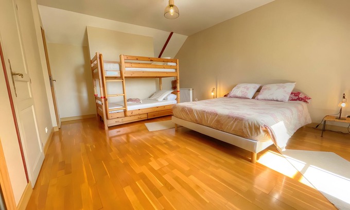 Dame-Marie-les-Bois Bed & Breakfast | Guest Room 'Chambre Rouge-Gorge' with Shared Pool, Terrace, and Wi-Fi