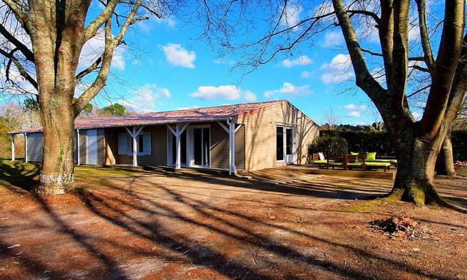 Saint-Vincent-de-Tyrosse House | Guesthouse in wooded property