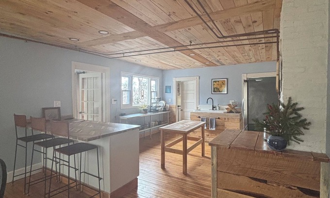 Temple Apartment | guesthouse at The Root