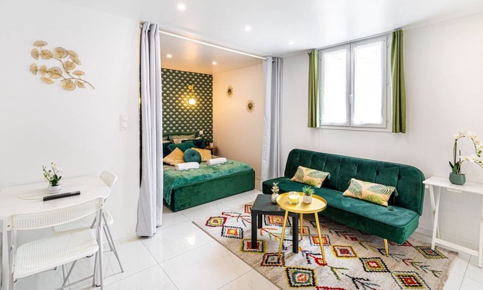 Plateau - Mont-Valerien Apartment | GuestReady - Emerald serenity in Nanterre