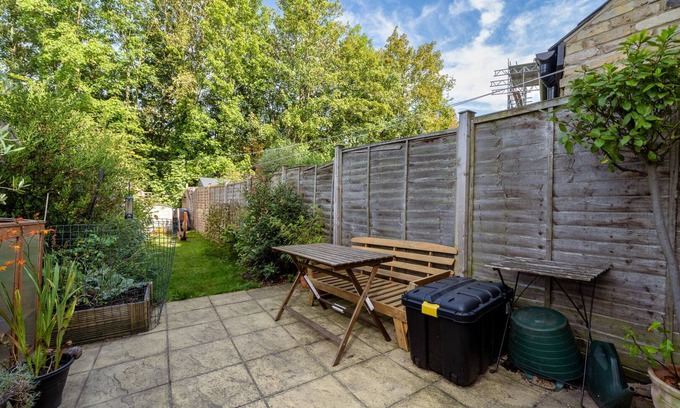 Lee Green House | GuestReady - Parkside retreat with a woodland view