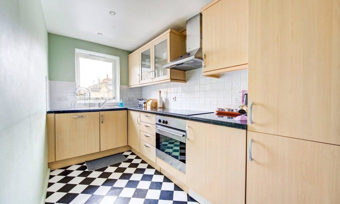 Redcliffe Apartment | GuestReady - Tree top views near Chelsea