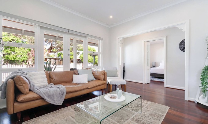 Guildford House | Guildford Cottage by Swan BnB Management