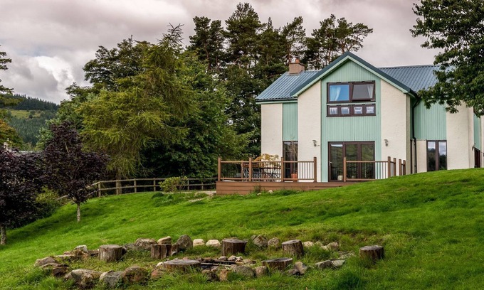 Spittal of Glenshee Cottage | Gulabin House - a house that sleeps 12 guests in 5 bedrooms