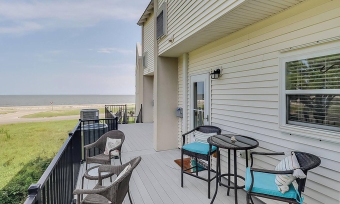 Long Beach Condo | Gulfviews, short walk to Beaches w Pool sleeps 4