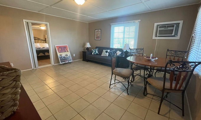 Tombstone House | Gunslingers Hideout - Buntline - Tombstone cottage; king bed; wifi; full kitchen