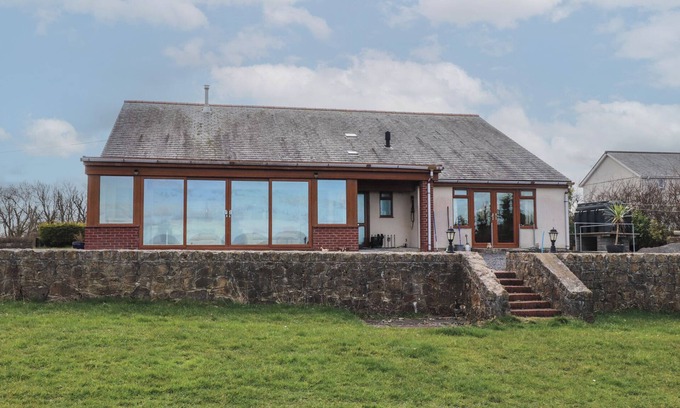 Pentraeth House | GWEL Y WAWR, pet friendly, with a garden in Pentraeth